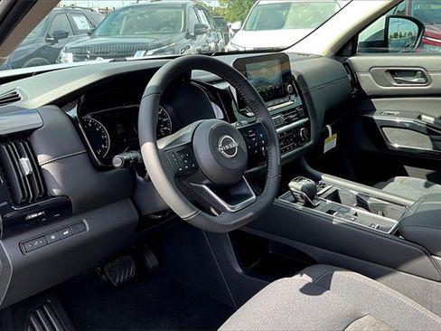 New 2025 Nissan Pathfinder SV image 5