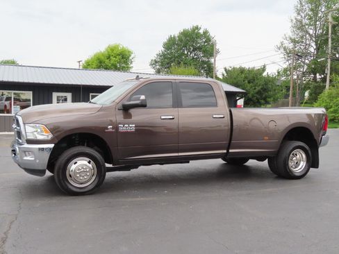 Used 2018 RAM 3500 SLT w/ Luxury Group AWD/4WD image 2