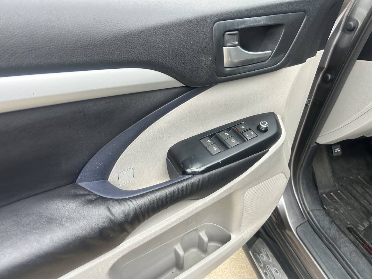 Used 2016 Toyota Highlander XLE AWD/4WD image 13