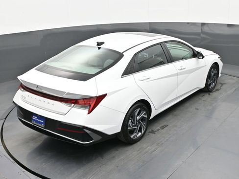 Certified 2025 Hyundai Elantra SEL image 38