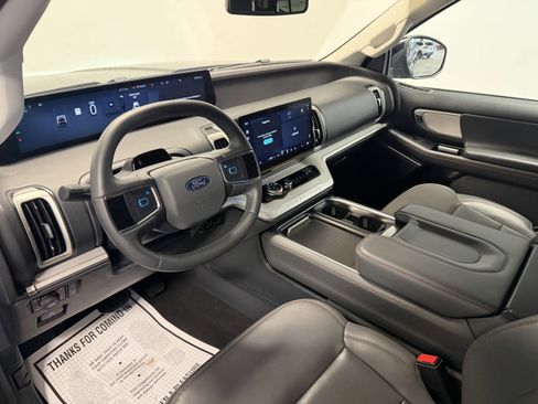Used 2025 Ford Expedition Active AWD/4WD image 4