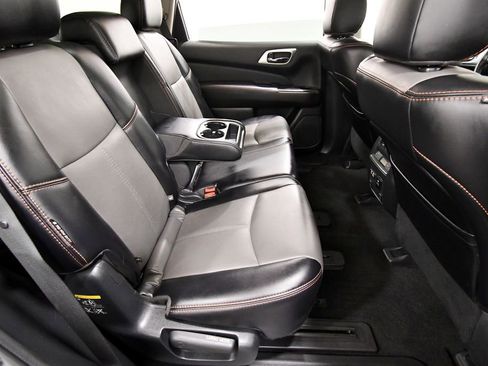 Used 2020 Nissan Pathfinder SL image 18