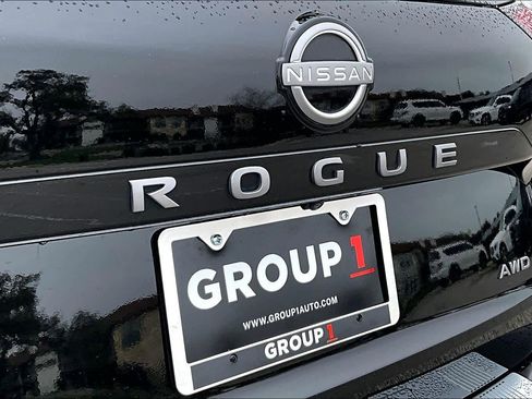 Used 2025 Nissan Rogue SV image 10
