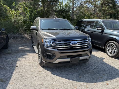 Used 2019 Ford Expedition XLT w/ Equipment Group 202A AWD/4WD image 2
