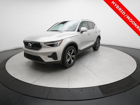 Used 2025 Volvo XC40 B5 Core image 1