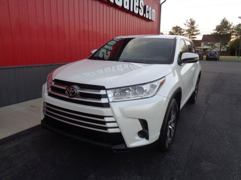 Used 2019 Toyota Highlander LE FWD image 1