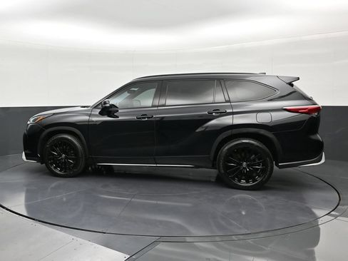 Used 2023 Toyota Highlander XSE FWD image 2