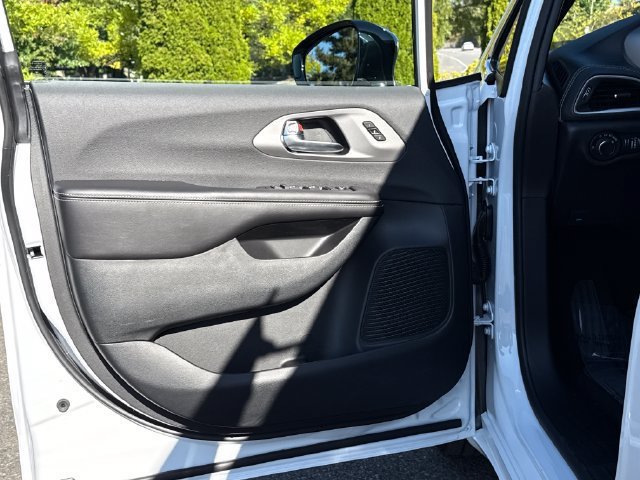 New 2027 Chrysler Pacifica Select AWD/4WD image 18