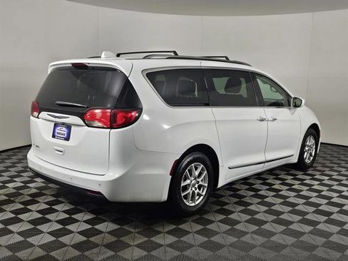 Used 2020 Chrysler Pacifica Touring-L image 3