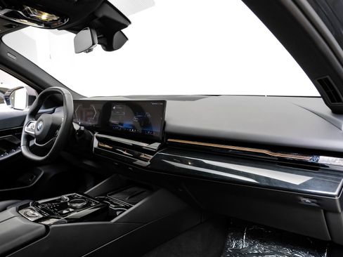 Used 2024 BMW 530i xDrive image 17