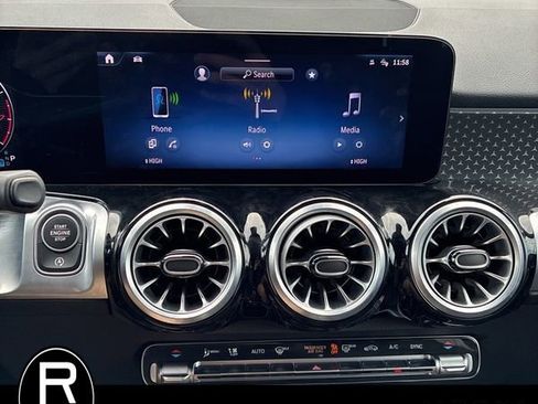 Used 2025 Mercedes-Benz GLB 250 4MATIC image 11