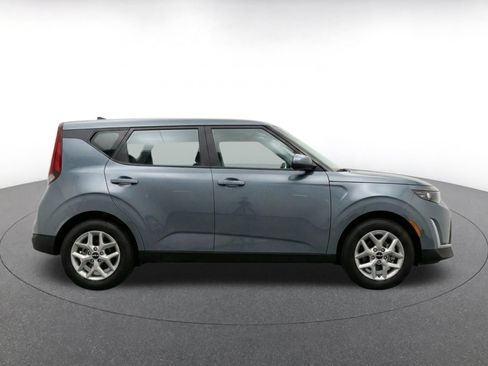 Used 2025 Kia Soul LX w/ LX Technology Package FWD image 11