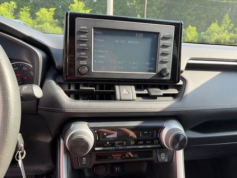 Used 2019 Toyota RAV4 LE AWD/4WD image 9