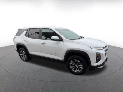 Used 2025 Chevrolet Equinox LT image 2