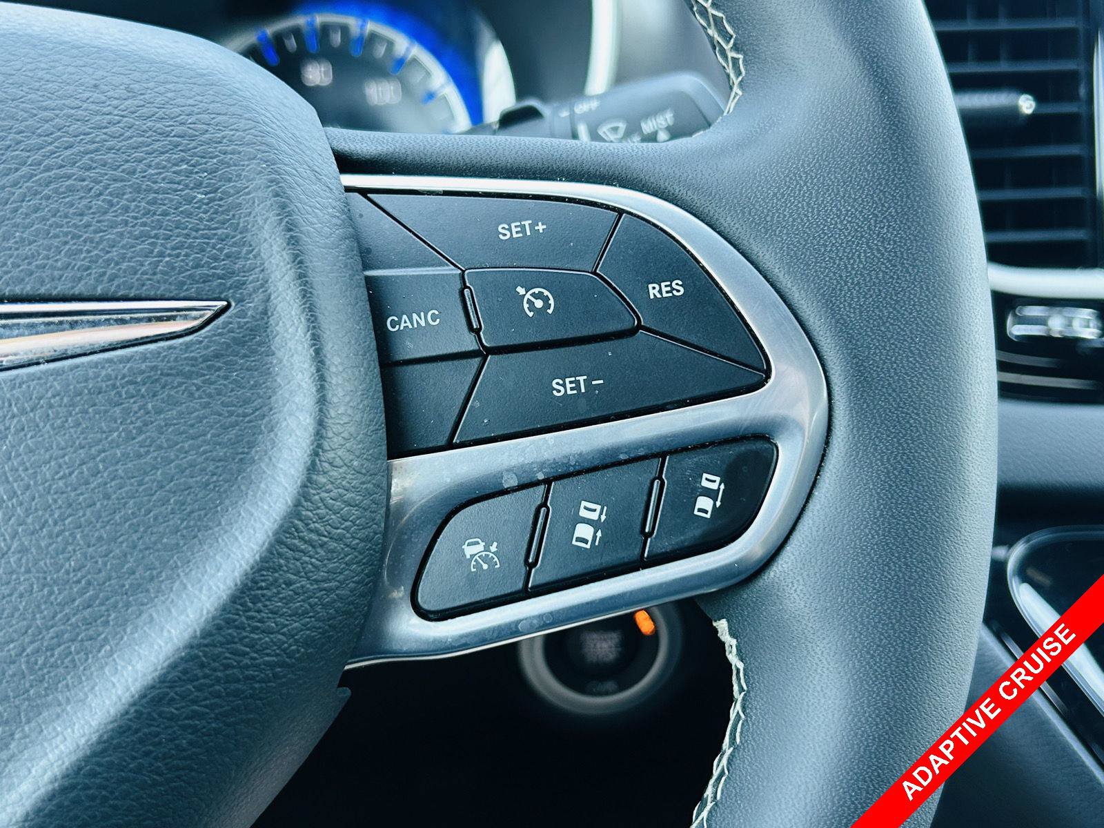 Used 2025 Chrysler Pacifica Select FWD image 8
