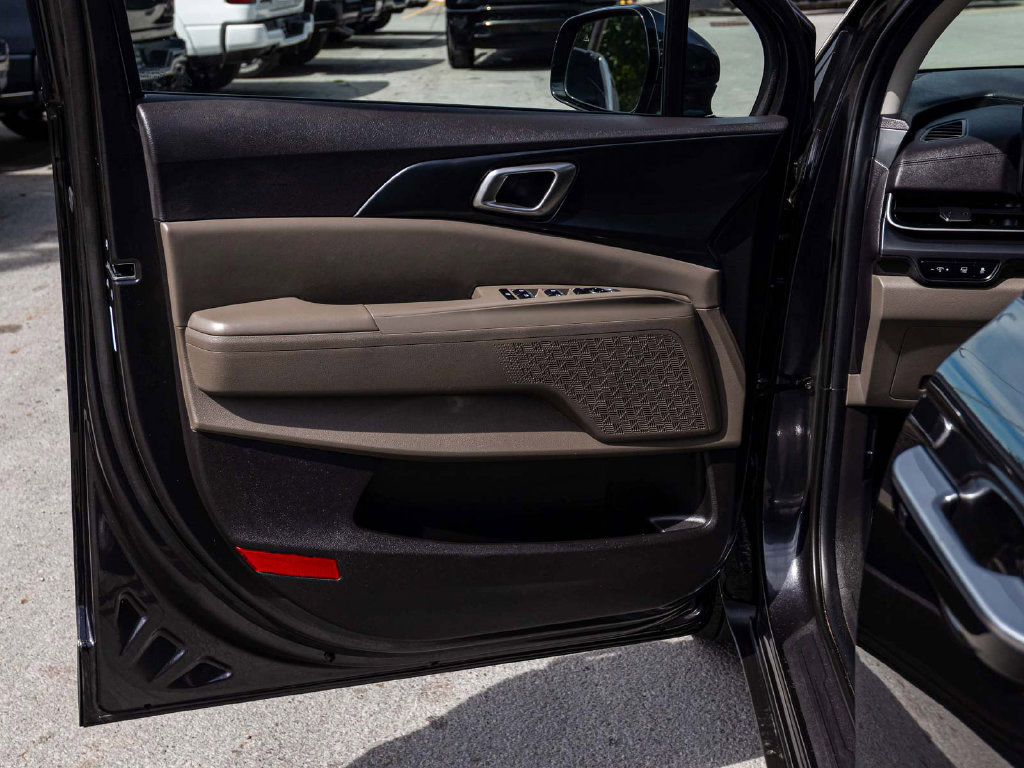 Used 2026 Kia Carnival LXS FWD image 11