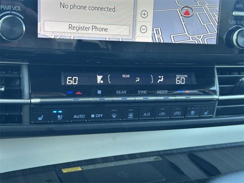 Used 2022 Toyota Sienna Limited image 41