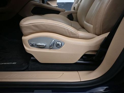 Used 2022 Porsche Macan Base image 24