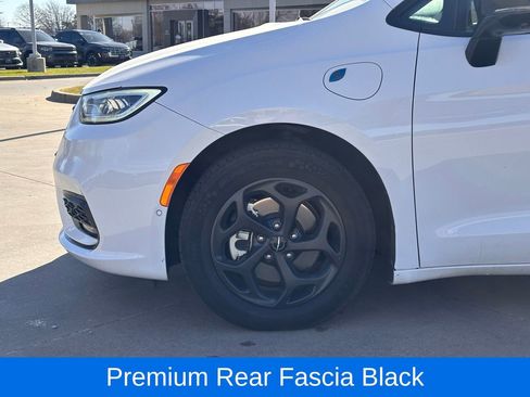 Used 2024 Chrysler Pacifica Select image 6