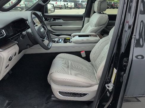 Used 2025 Jeep Grand Wagoneer 4WD image 2