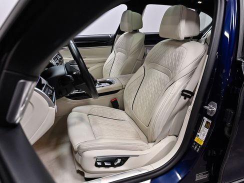 Used 2022 BMW ALPINA B7 xDrive AWD/4WD image 4