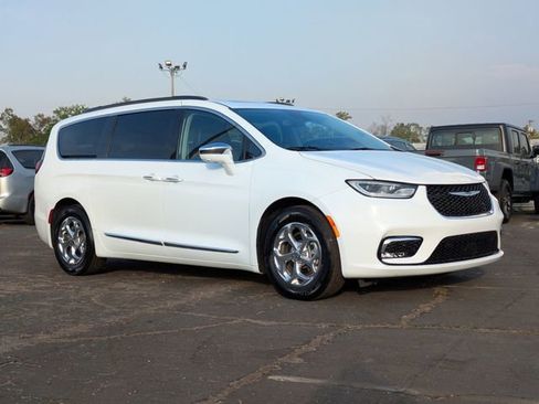 Used 2022 Chrysler Pacifica Limited FWD image 2