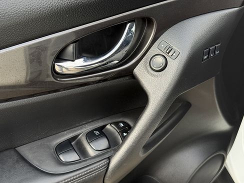 Used 2019 Nissan Rogue SV w/ Premium Package image 25