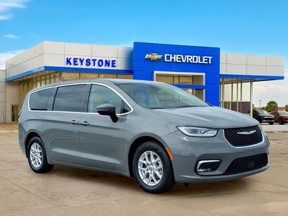 Used 2023 Chrysler Pacifica Touring-L