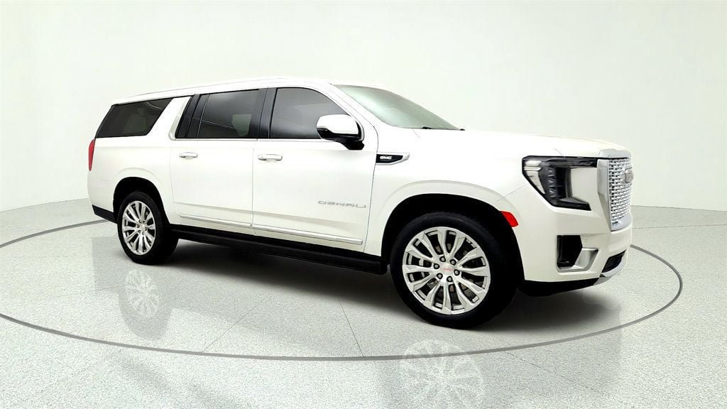Used 2023 GMC Yukon XL Denali AWD/4WD image 3