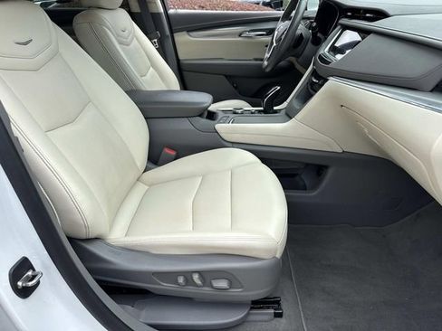 Used 2022 Cadillac XT5 Premium Luxury w/ Technology Package FWD image 8
