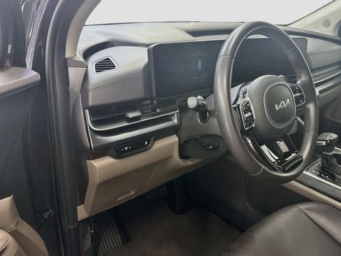 Used 2025 Kia Carnival FWD image 17