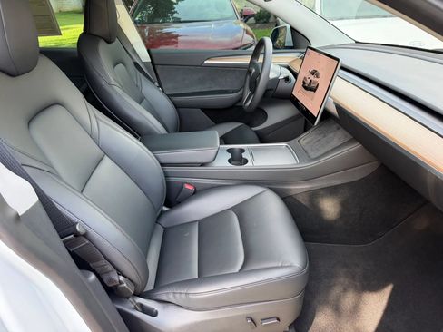 Used 2023 Tesla Model Y AWD image 22