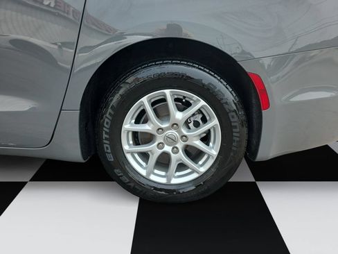 Used 2022 Chrysler Pacifica Touring-L FWD image 14