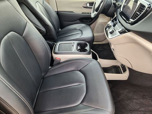Used 2024 Chrysler Pacifica Touring-L image 14