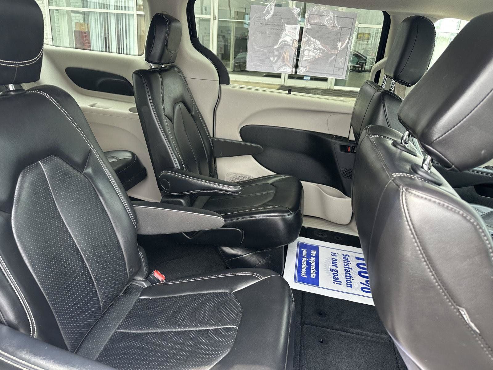 Used 2023 Chrysler Pacifica Touring-L FWD image 24
