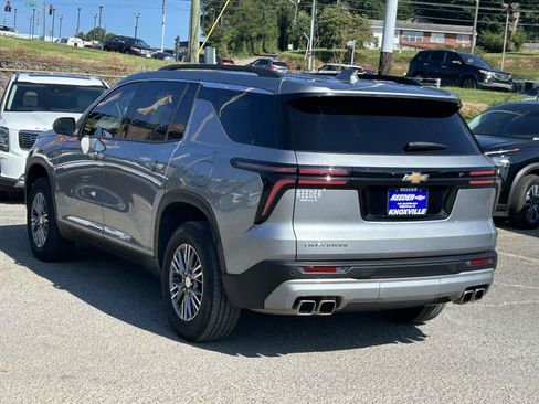 Used 2025 Chevrolet Traverse LT FWD image 5