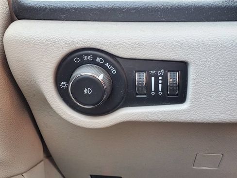 Used 2024 Chrysler Pacifica Touring-L AWD/4WD image 7
