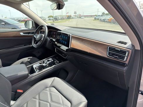 Used 2025 Volkswagen Atlas SE FWD image 23
