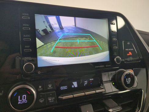 Used 2021 Toyota Highlander XLE image 27