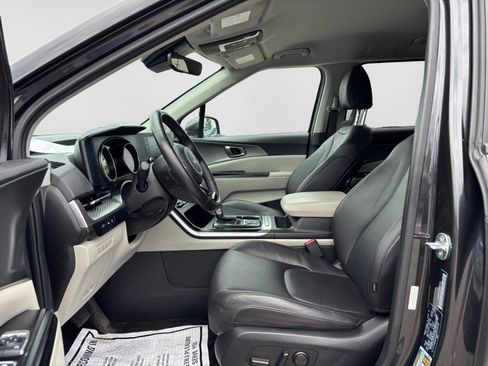 Used 2024 Kia Carnival LX FWD image 9