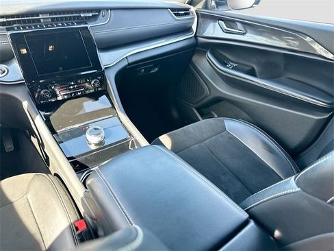 Used 2023 Jeep Grand Cherokee Altitude image 23