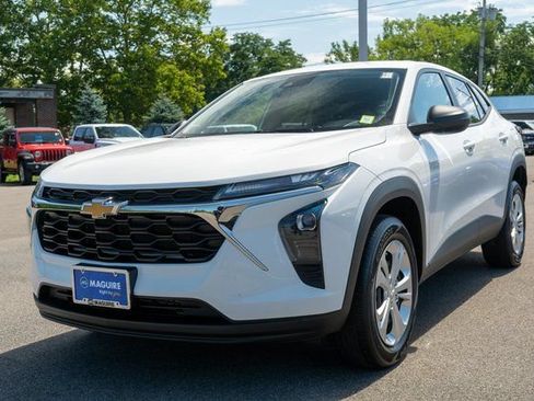 Used 2024 Chevrolet Trax LS FWD image 2