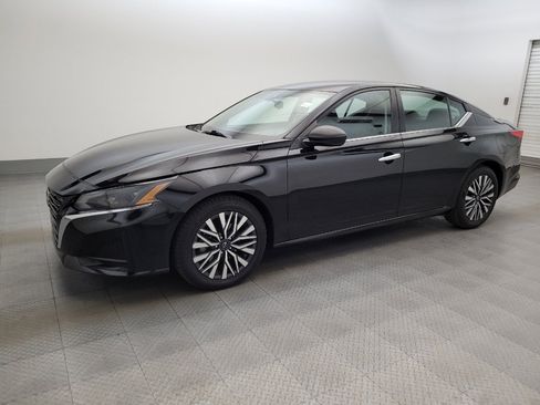 Used 2024 Nissan Altima 2.5 SV FWD image 2