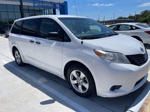 Used 2014 Toyota Sienna L FWD image 3