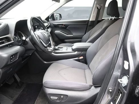 Used 2024 Toyota Highlander LE FWD image 20