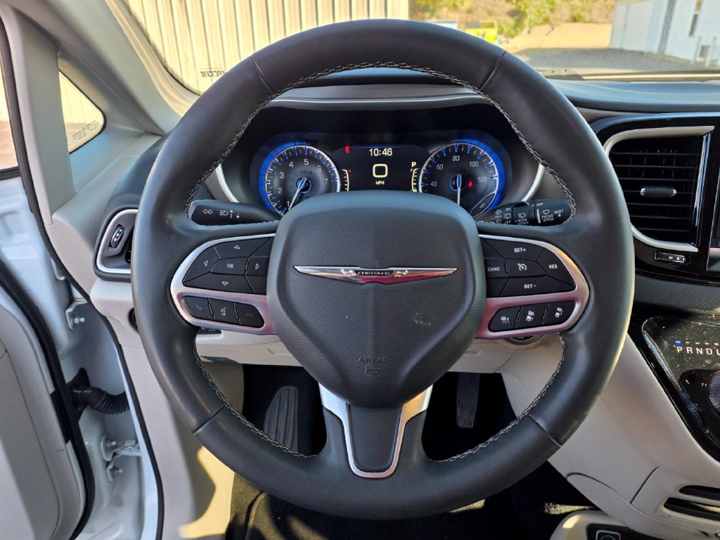 Used 2023 Chrysler Pacifica Touring-L FWD image 17