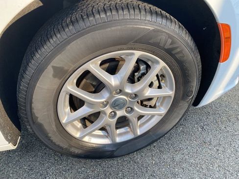 Used 2024 Chrysler Pacifica Touring-L image 7