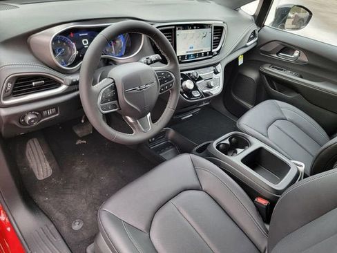 New 2026 Chrysler Pacifica Select AWD/4WD image 17