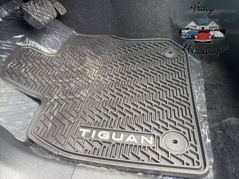 New 2025 Volkswagen Tiguan SE image 17