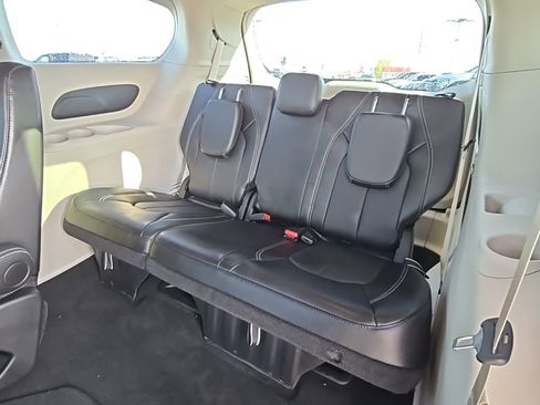 Used 2024 Chrysler Pacifica Touring-L AWD/4WD image 38